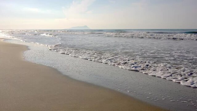 Onde del mare con bellissimo paesaggio
