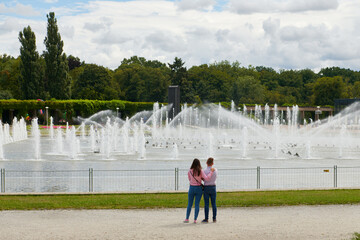 Romantyczny spacer, fontanny, park, muzyka, pokaz.