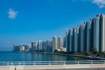 Obraz premium Sunny view of the Kowloon Bay cityscape