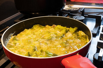 Tortilla de bróquil al fuego en sartén