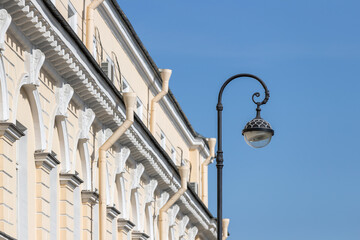 Street lamppost in St. Petersburg against the backdrop of a historic building