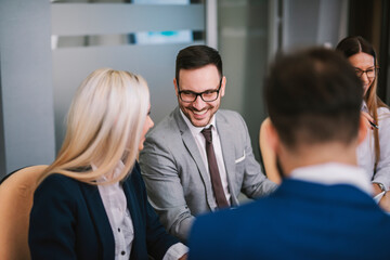 Obraz premium Businesspeople having humorous conversation on meeting in office.