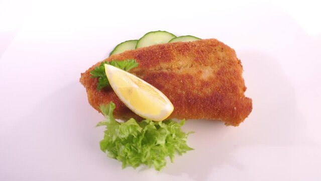 Backfisch mit Zitrone und Mayonnaise auf einem Drehteller - Freigestellt auf wei&szlig;em Hintergrund