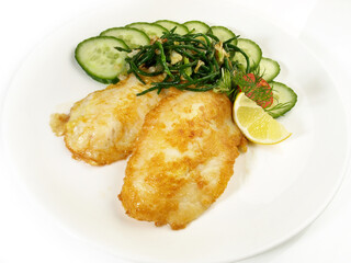 Low Carb Fischgericht, Gebratene Fischfilets im Eimantel mit Gurken-Algen-Salat