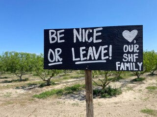 be nice or leave sign in southern hill farms in Clermont Florida 