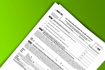 Obraz premium Form 8453-PE documentation published IRS USA 12.14.2020. American tax document on colored