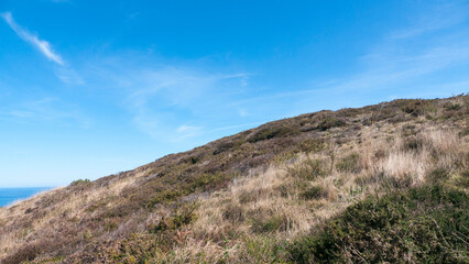 Monte rocoso junto al mar