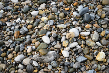 Variation de galets dans vagues et écume
