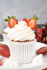 Cupcakes with vanilla and strawberry cream
