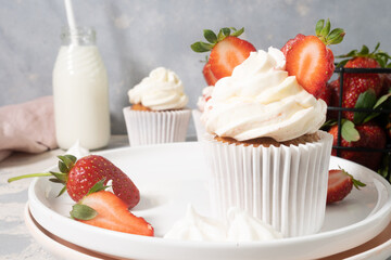 Cupcakes with vanilla and strawberry cream