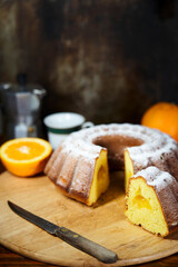 torta per colazione all'arancia con crema d'arancia e zucchero a velo