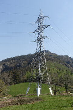 Pyl&ocirc;ne de lignes &eacute;lectriques dans un environnement naturel