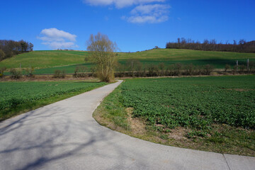 ein Radweg im Leinebergland bei Freden in Niedersachsen