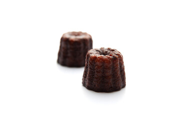 フランスの焼き菓子 カヌレ 白背景
