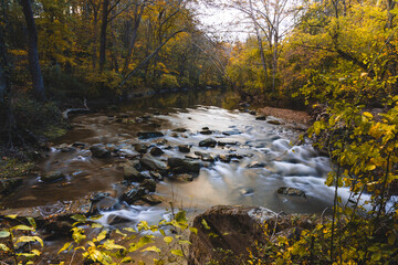 Scenic view of a river flowing in the forest in White Clay Creek State Park, Newark, Delaware - obrazy, fototapety, plakaty