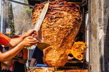 Taquero en ciudad de Mexico preparando tacos al pastor.