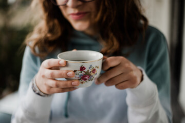 Mujer tomando una taza de café. Concepto de bebidas y alimentos.