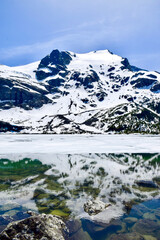 Fototapeta na wymiar View of the upper lake, Joffre Lakes Provincial Park, Canada. 