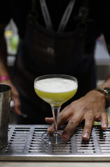 barman sirviendo coctel recién preparado para beber