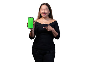 Mujer latina con telefono en mano y pantalla verde