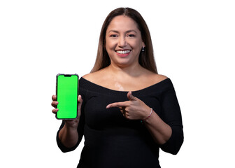 Mujer latina con telefono en mano y pantalla verde, toma cerrada