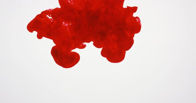 Fl&uuml;ssige Abstraktion, rote Tinte l&ouml;st sich in Wasser auf, ein flie&szlig;ender organischer Hintergrund
