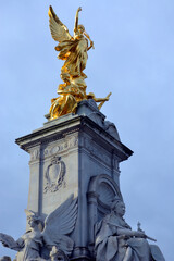 statue of monarch