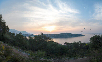 Panorama lors d'un lever de soleil sur la presqu'île du Cap Ferrat depuis la petite batterie de Nice sur la Côte d'Azur