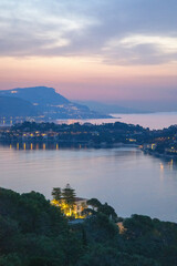 Panorama lors d'un lever de soleil sur la presqu'île du Cap Ferrat depuis la petite batterie de Nice sur la Côte d'Azur
