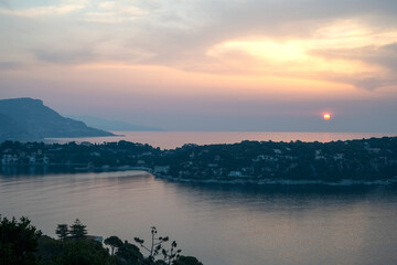 Panorama lors d'un lever de soleil sur la presqu'île du Cap Ferrat depuis la petite batterie de Nice sur la Côte d'Azur
