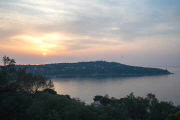 Panorama lors d'un lever de soleil sur la presqu'&icirc;le du Cap Ferrat depuis la petite batterie de Nice sur la C&ocirc;te d'Azur