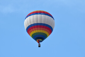 Naklejka premium Colorful hot air balloon in the blue summer sky.