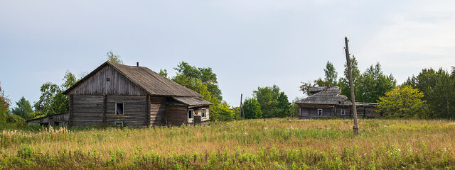 Obraz premium destroyed houses in an abandoned village