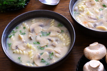 Zupa pieczarkowa z makaronem