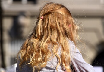 Kind mit langen blonden Haaren auf Beobachtungsposten die Welt beobachtend