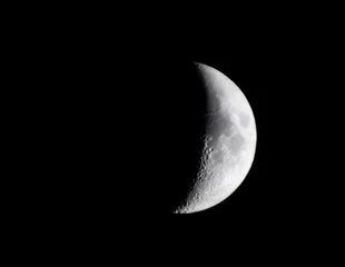 Papier Peint photo Noir Belle vue sur le croissant de lune sur fond sombre