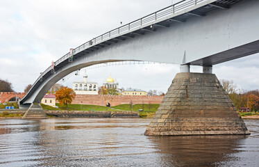 Obraz premium The bridge over the Volkhov River and Yaroslav's Court on February 22, 2017 in Veliky Novgorod