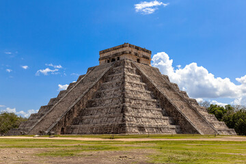 Fototapeta na wymiar Kukulkan Pyramid, El Castillo, Chichen Itzá