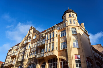 Fototapeta na wymiar facade of historic tenement house in the city of Poznan