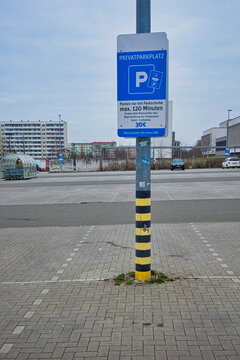 Privatparkplatz mit Hinweisschild zur Parkscheibenpflicht und 120 Minuten H&ouml;chstparkdauer auf urbanem Parkareal, Parkraum&uuml;berwachung im Stadtgebiet, Jena, Kreisfreie Stadt Jena, Th&uuml;ringen, Deutschland