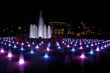 Beautiful view of the fountain in Litewski Square in Lublin, Poland, captured at night - obrazy, fototapety, plakaty