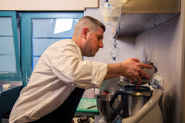 chef prepara salsa de tomate en robot de cocina interior cocina restaurante con uniforme blanco y...