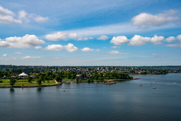 Obraz premium view of the ocean and the city with blue sky background 