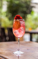 Cocktail rosa con fres