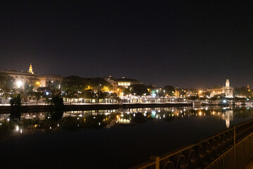 Fototapeta na wymiar Zentrum bei Nacht Blick über den Guadalquivir Sevilla Spanien.