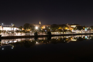 Fototapeta na wymiar Zentrum bei Nacht Blick über den Guadalquivir Sevilla Spanien.