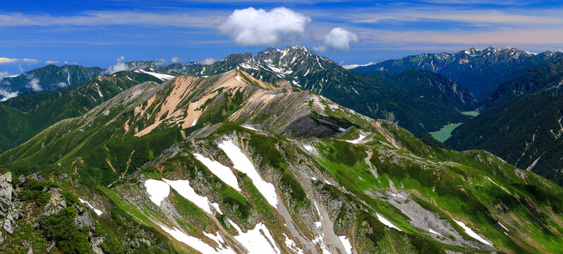 北アルプス水晶岳山頂からの山々　立山連峰、剣岳、後立山連峰、黒部湖遠景