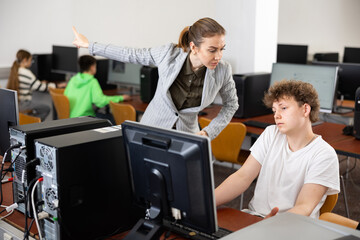 Teacher is dissatisfied with student during classes in the computer class of the school