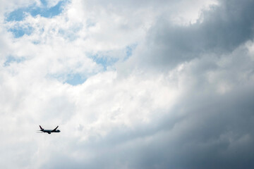 Avión en un cielo nublado
