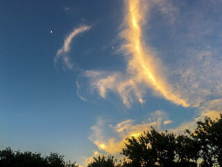 cielo nublado al atardecer